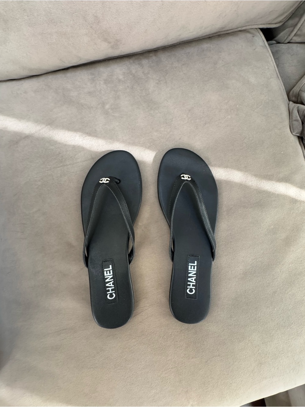 Black CC Chanel sandals / flip flops - Picture 6 of 7